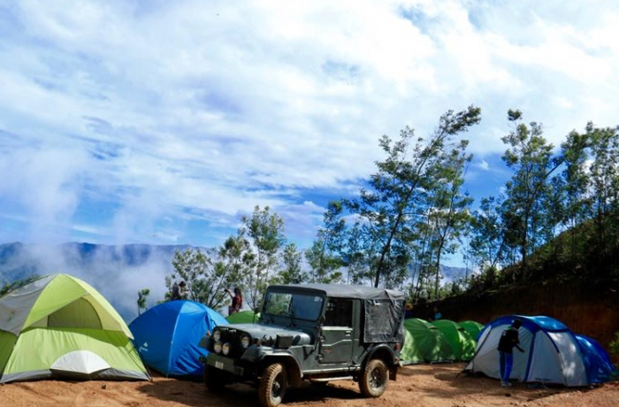 Kolukkumalai Trek and Camp